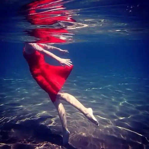 狂欢是一群人的孤单 自截头像 女生头像 水中魅影