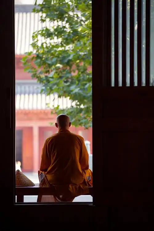 心安则净,心静成佛.劳作完僧人静心念佛