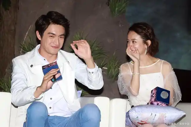 林更新和赵丽颖配一脸