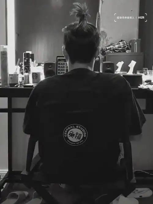 来几张男朋友张艺兴的背影杀吧