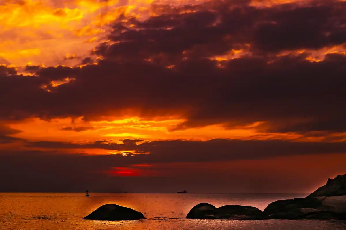 海南三亚龙栖湾以及南海日出日落的美景请欣赏