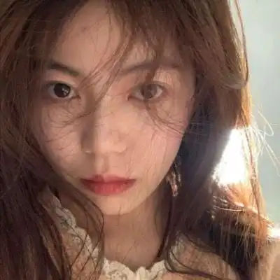 软锦真人女生自拍头像