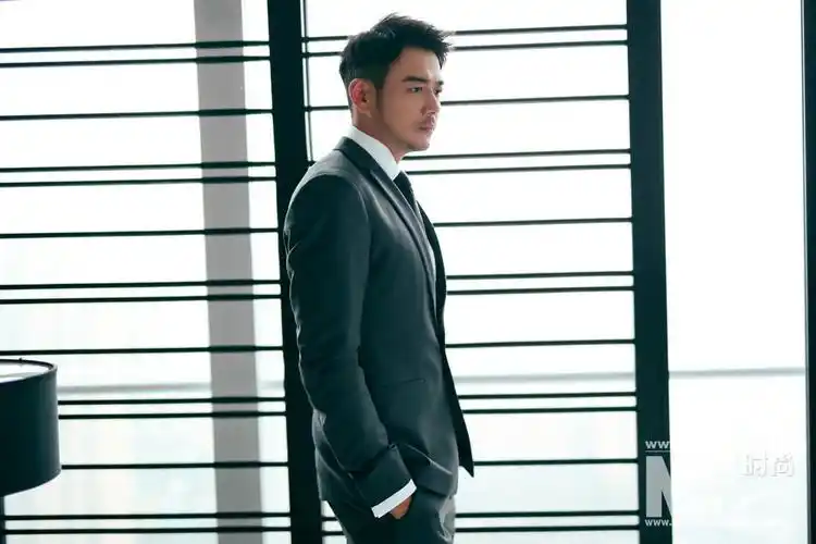 杨烁帅气亮相品牌活动时尚造型尽显精英魅力