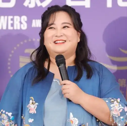 贾玲翻车了!过往大批作品涉嫌抄袭韩国节目,还自称小品裁缝_腾讯新闻