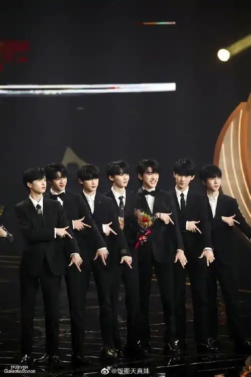 时代少年团北影节开幕式红毯造型##剧综汇精彩##时代少年团全员西装