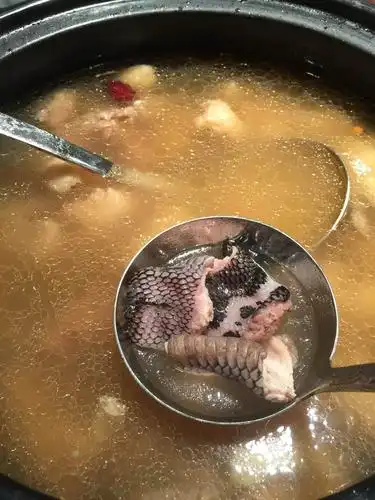 民间龙凤汤很好喝,蛇肉很大,肉厚,汤很鲜美,琵琶鸭
