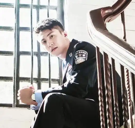 黄景瑜的绝对领域,不愧是娱乐圈服兵役的男人,请把军装焊在身上吧