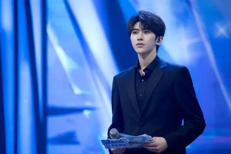 帅气简单蔡徐坤壁纸_超帅气的正装蔡徐坤