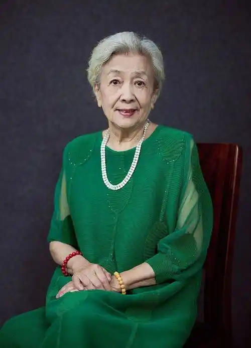 88岁谢芳老了也优雅:白发不染,衣着鲜艳,照样美过年轻人_女性_老年