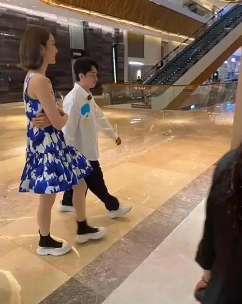 王祖蓝夫妇逛商场被偶遇,前脚获赞恩爱甜蜜,后脚因个头被嘲不搭