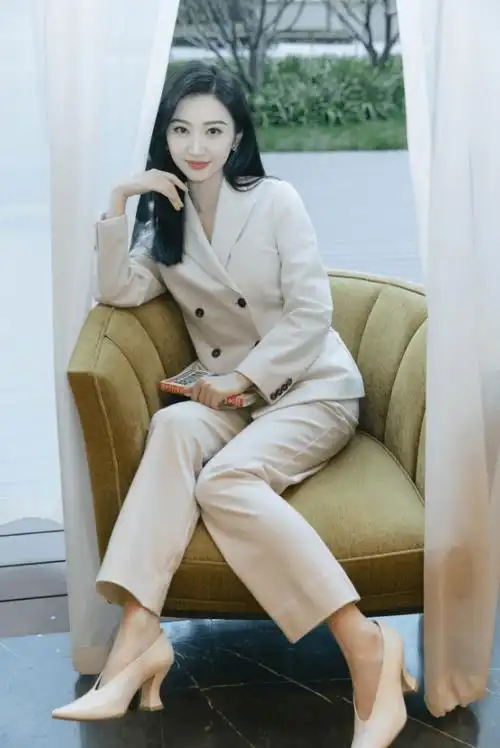 景甜穿西装别有一番风味一身白西装亮相倚靠沙发慵懒动人