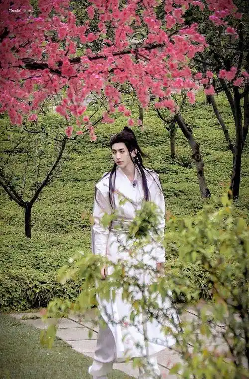 《奔跑吧9》头扎小辫,手拿竹笛,蔡徐坤白衣古装造型精美来袭_坤坤