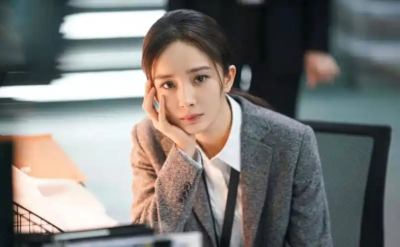 杨幂离开滤镜还是神颜吗最新视频吓到路人瞬间老了十岁