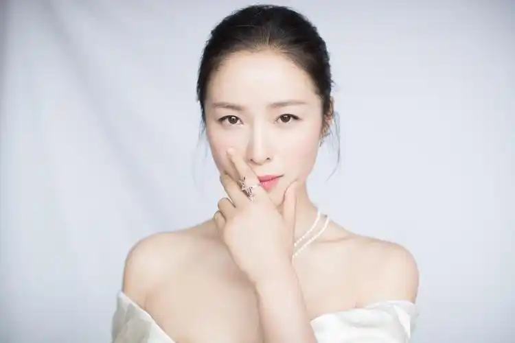 江一燕出席电影展:一袭白色礼服,尽显典雅大方!