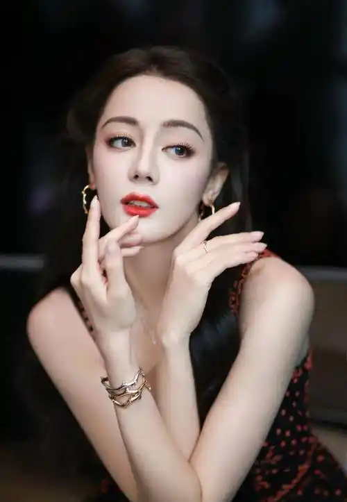 清纯美丽,华丽装饰的迪丽热巴穿着纱裙,做着自己喜欢的事,随性又优雅