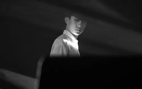 超酷易烊千玺黑白壁纸_高冷酷帅的千玺