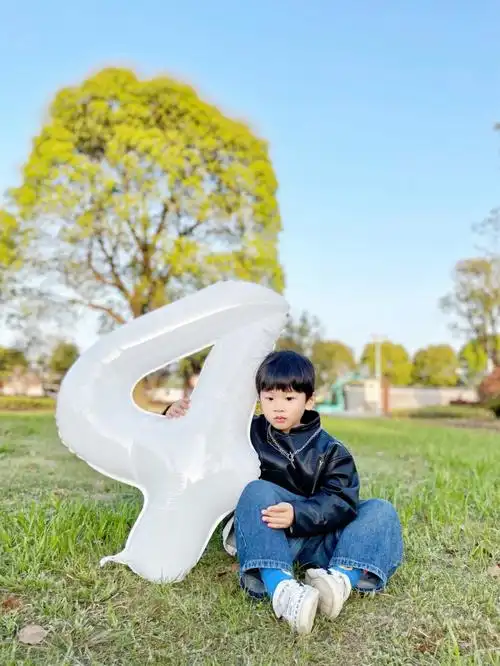 月4周岁照片才来找一片小草坪拍起来吧#分享照片  #草坪  #宝宝创意照
