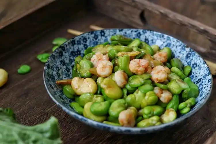 盐炒老蚕豆怎么做好吃 自己在家里用盐炒蚕豆的技巧-手指套