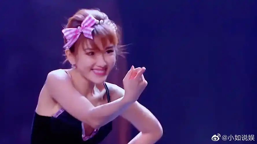 毛晓彤跳舞有多绝?一支舞尽显女王风范,这气场太强悍了!(1)