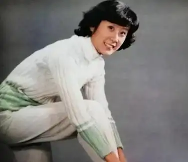 一位女歌手在上世纪80年代以一首《军港之夜》一夜成名,横空出世.