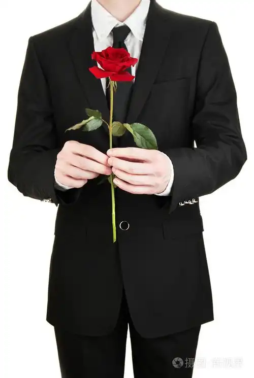 该名男子手持玫瑰特写