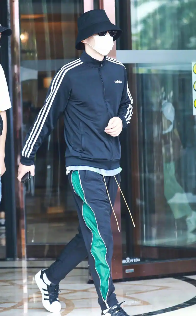 邓伦机场look,运动风套装搭配低调渔夫帽,帅气又随性