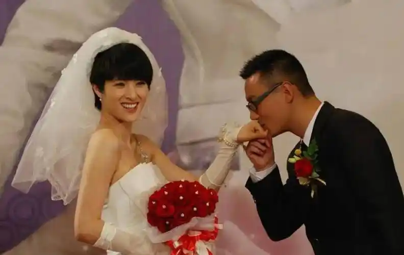 隋俊波:错过靳东保剑锋后,转身嫁给相亲对象,如今怎样了