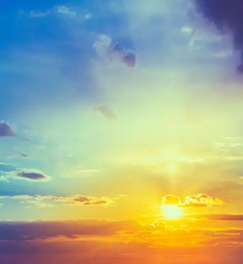 天空中的太阳与云朵图片