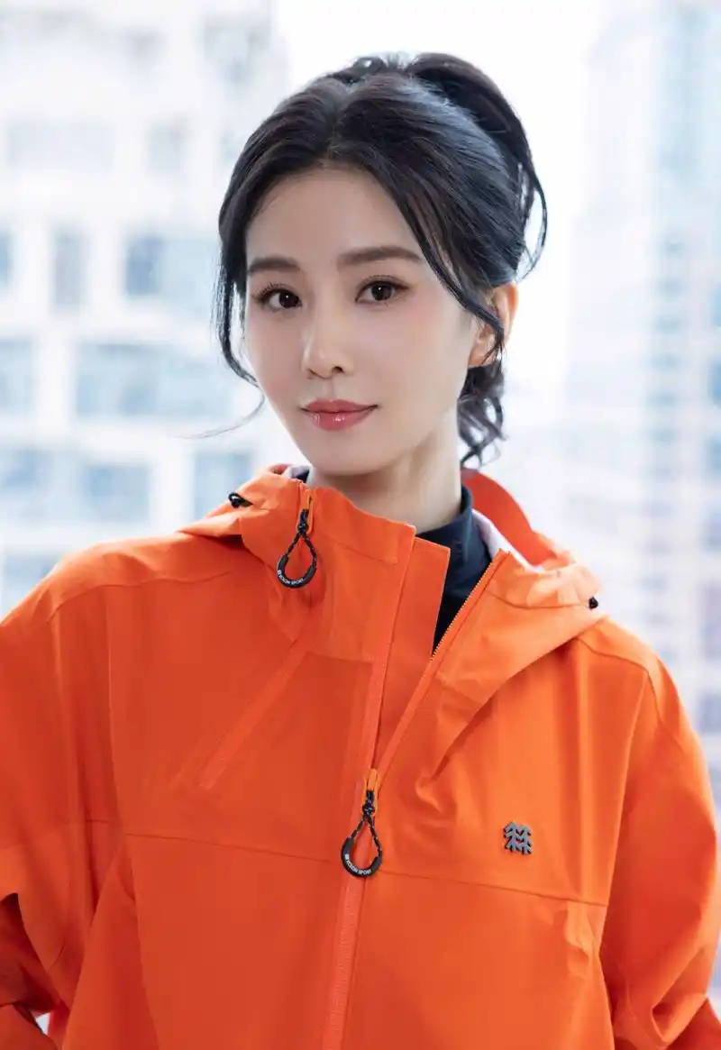 刘诗诗的状态真好,高扎马尾,俏皮减龄,元气满满,户外风也能轻松驾驭!