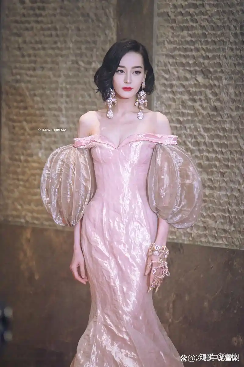 本人最爱玫瑰裙 #迪丽热巴红毯封神名场面