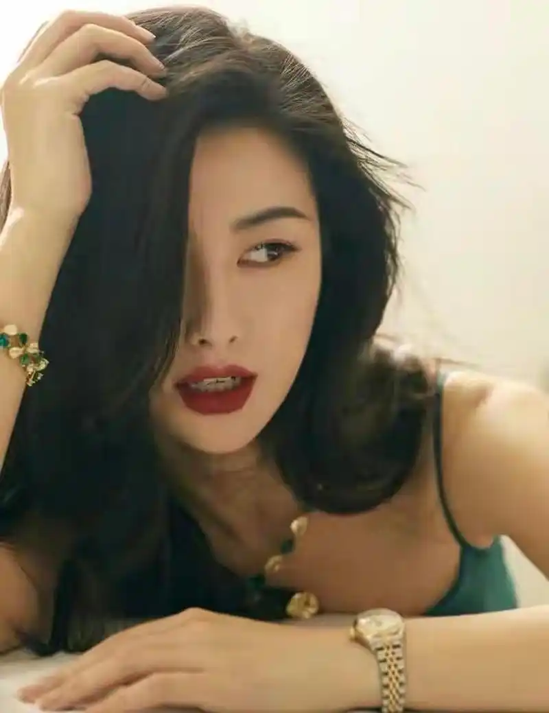 最近,网友发布了一组美女演员朱珠的写真,她穿着一袭绿色吊带长裙