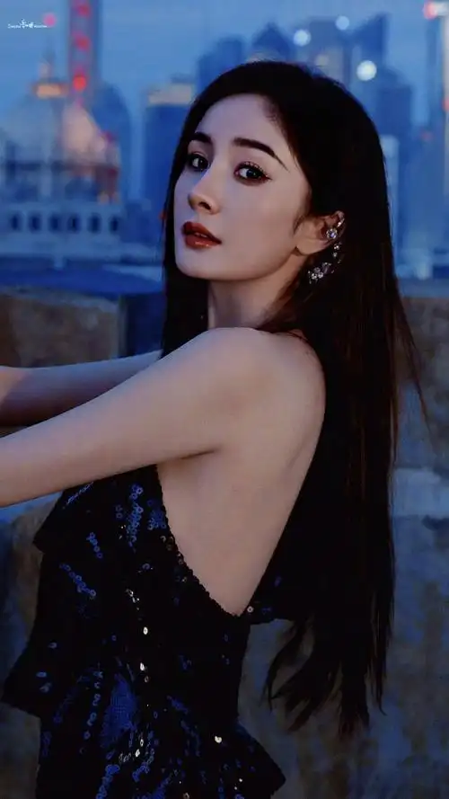 杨幂|一袭亮片小黑裙,如同暗夜精灵一般,在星河中表演着华丽舞蹈