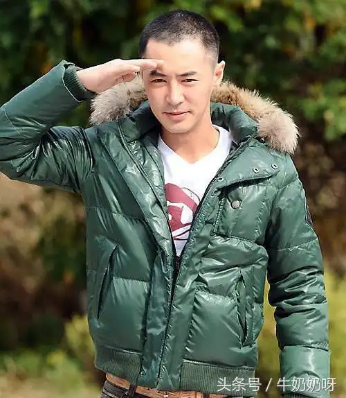 李东旭和赵寅成都是空军,空军制服还挺好看的,李东旭寸头不错