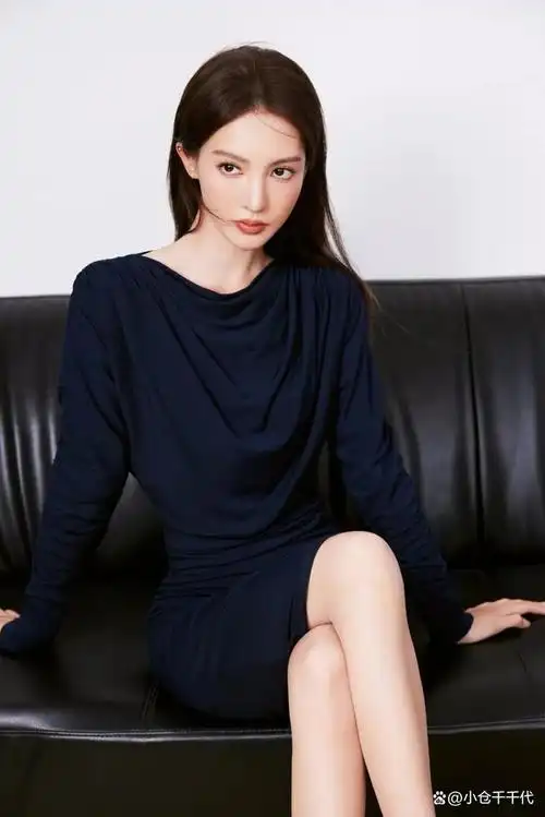 金晨 黑色短裙秀美腿,做到了又酷又美又优雅