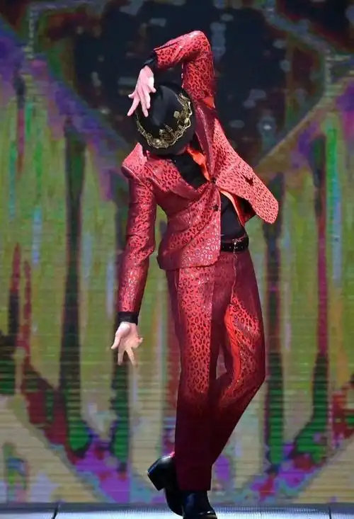 郭富城"摇头杀"上热搜:你摇动的不仅是舞步,更是岁月