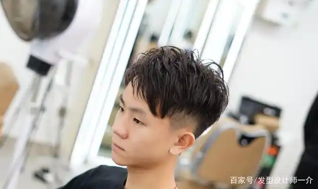 男士动感小三七分发型,年轻人学生党的最爱,显得青春有活力.