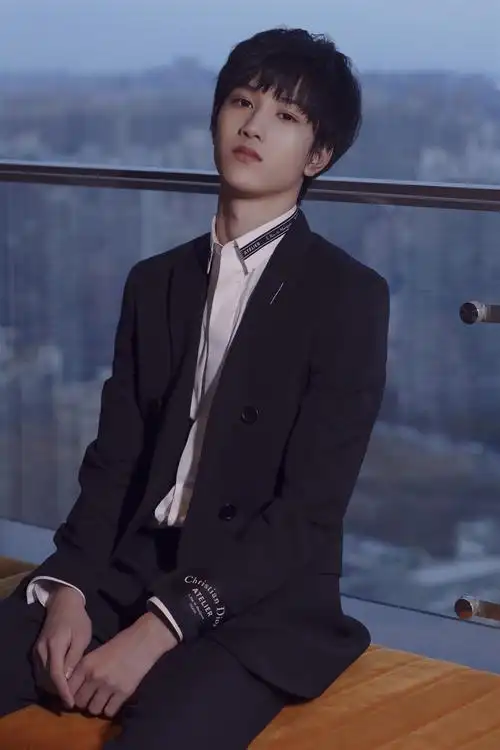 敖子逸获"最具关注新人奖" 曝经典西装照帅气可人