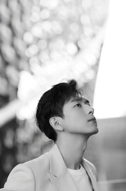 李现蓝色西装帅气写真图片47