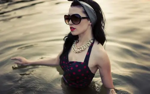 唇红齿白诱人泳装女神性感写真