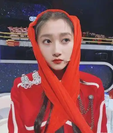 关晓彤刷碗后自拍,身后的灶台暴露太多,千万别让鹿晗看见了