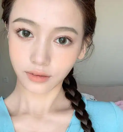 长相中等但很讨喜,天生的"素颜脸",身上都有这5个特点