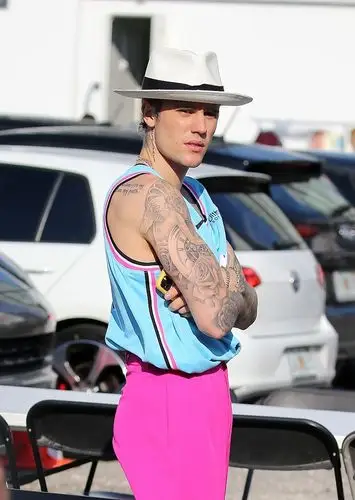 贾斯汀·比伯街拍:nike球衣荧光粉收腿裤 戴礼帽街头混搭_高清图集