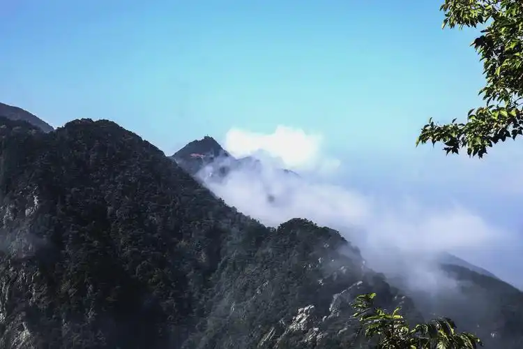 写美篇《望庐山瀑布》七言绝句,唐代诗人李白    日照香炉生紫烟,遥看