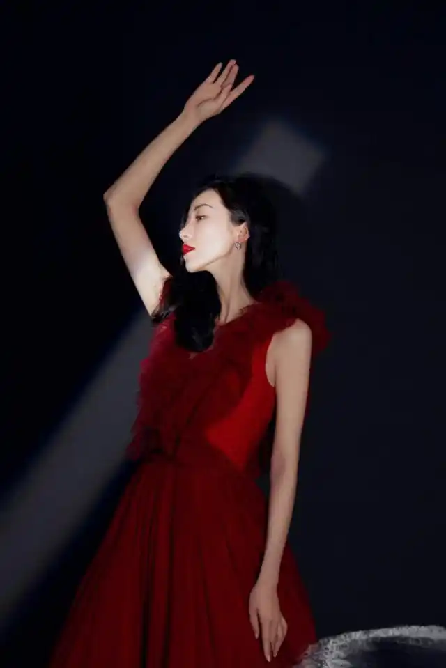 女明星们都会精心的选择礼服,韩雪穿的这件礼服设计十分亮眼,乍一看和