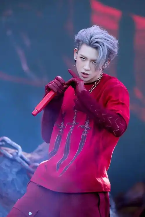 小鬼王琳凯以一袭红衣银发造型惊艳亮相音乐节,瞬间成为全场焦点.