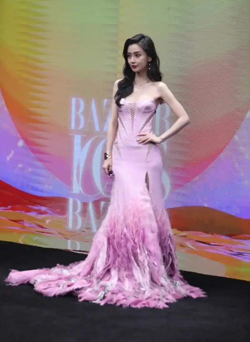 杨颖一袭粉色抹胸长裙,搭配大波浪长发,清新减龄,娇俏妩媚,性感迷人!