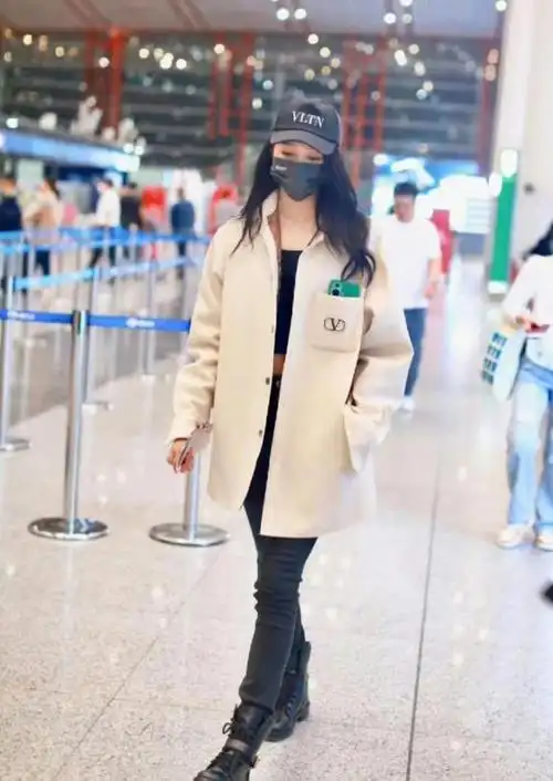 关晓彤出发走戛纳红毯!在机场上露马甲线美到大家,这身材好牛啊