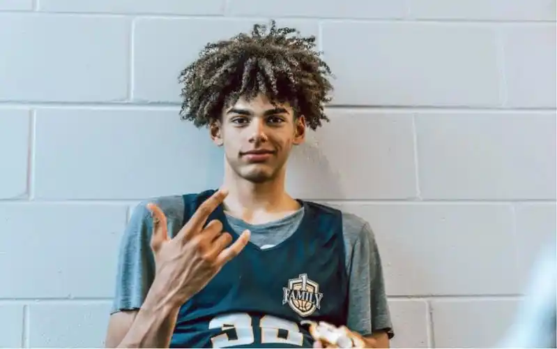 asa newell 05年黑白混血 身高205cm 美高篮球五星高中生 就读于蒙特