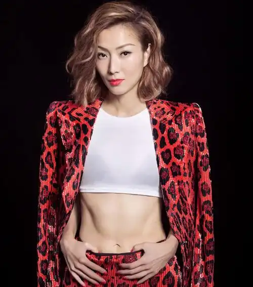 郑秀文着露脐装大秀马甲线,体重曾屡次反弹