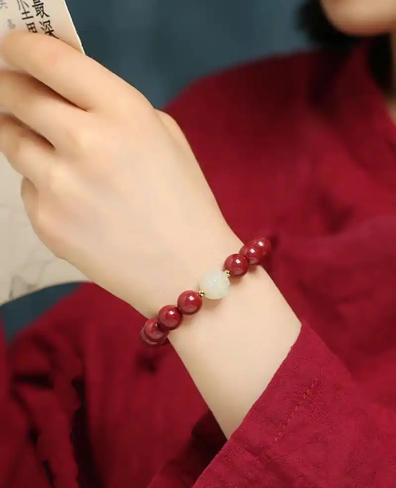 朱砂手链到底戴哪只手6315 手串我们一般都会遵循"左进右出"佩戴